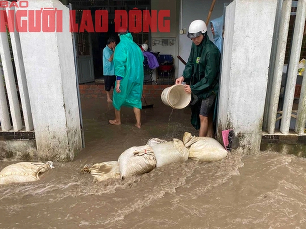 CLIP: Người dân Đà Nẵng khóc nấc vì thác bùn tràn vào nhà - Ảnh 8.