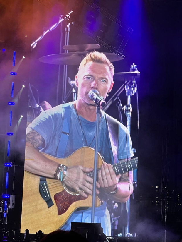 Ronan Keating chính thức xuất hiện ở HAY Fest: loạt hit kinh điển làm khán giả xao xuyến, khoe body săn chắc ở tuổi 46! - Ảnh 3.