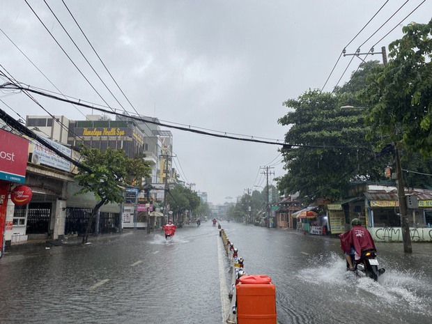 Dân công sở than trời vì mưa ngập, kẹt xe khắp TPHCM: Đầu tuần chưa làm được gì đã mất cả trăm nghìn tiền taxi - Ảnh 8.