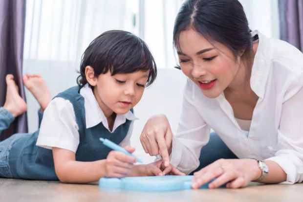 Tiến sĩ Harvard: Muốn con thông minh nhanh nhạy, cha mẹ hãy là người làm vườn khéo léo và làm thêm 4 việc sau - Ảnh 2.