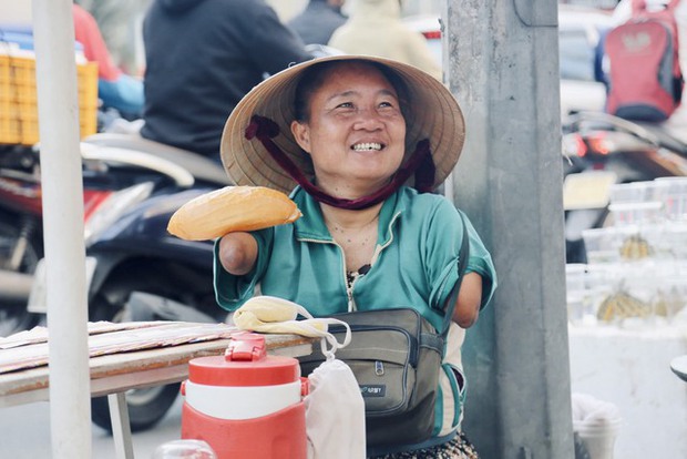 Cái kết ấm lòng của người phụ nữ không tay không chân bị lừa hơn 500 tờ vé số ở Đồng Nai - Ảnh 7.