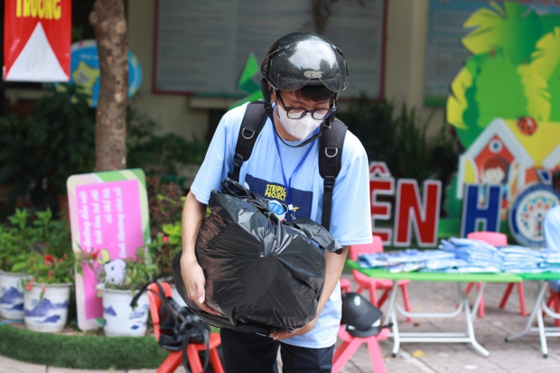 Hơn 2 tấn giấy, 47kg chai lọ, 12.000 bộ quần áo được thu gom trong một sự kiện do học sinh tổ chức - Ảnh 2.