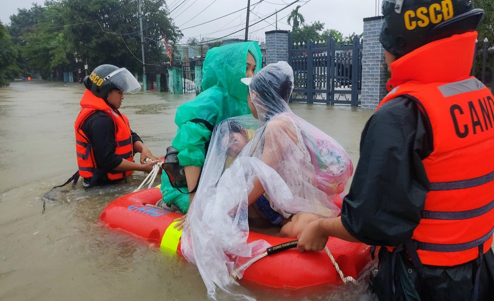 Ở nơi ngập sâu nhất Đà Nẵng: Tôi sợ, năm ngoái trôi hết tài sản rồi, năm nay chắc cũng vậy - Ảnh 7.