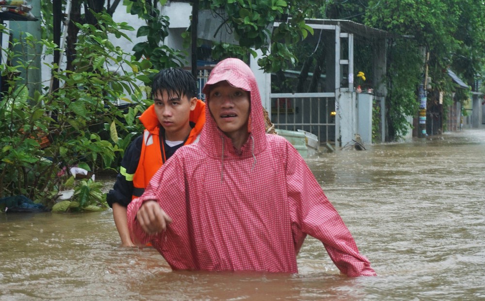 Ở nơi ngập sâu nhất Đà Nẵng: Tôi sợ, năm ngoái trôi hết tài sản rồi, năm nay chắc cũng vậy - Ảnh 3.