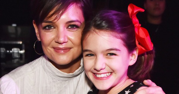 Katie Holmes đã nuôi dạy con gái Suri trở thành một cô …