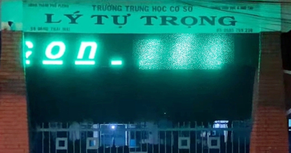 Nhiều bảng Led trường học ở TP Pleiku bị đổi nội dung phản cảm