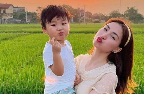 Hòa Minzy khoe ảnh đưa con đi chơi: Thì ra có một nơi chỉ tốn 7, 8 ngàn đồng nhưng giúp con sáng tạo vô đối