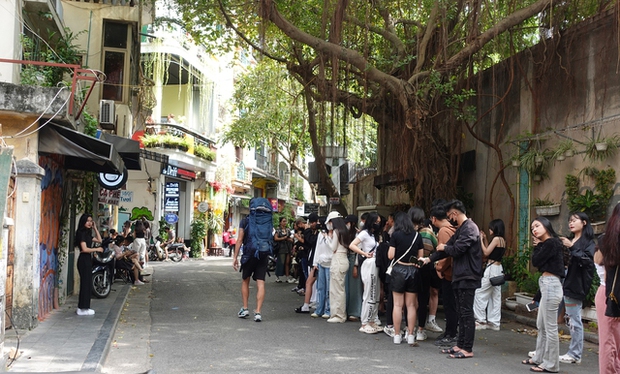 Hà Nội: Chen chân xếp hàng chỉ để chụp ảnh với... bức tường, tranh cãi vì vấn đề gây ùn tắc - Ảnh 4.