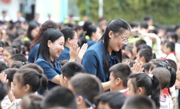 2 kiểu quà tặng khiến thầy cô không dám nhận, phụ huynh nên để ý, tránh làm đôi bên khó xử - Ảnh 1.