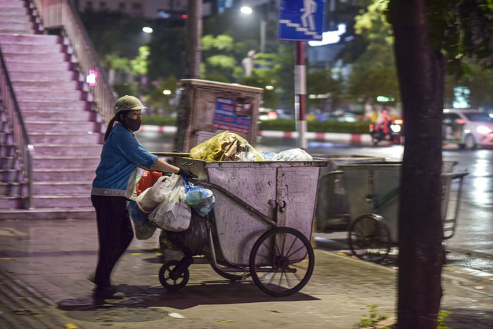 Người Hà Nội mặc áo rét, lấy khăn quàng, ăn ngô nướng trong gió lạnh đầu mùa - Ảnh 11.