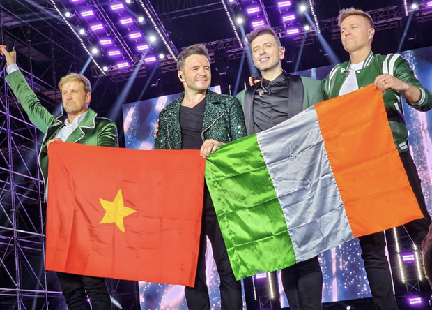 Hàng nghìn fan Việt “cháy hết mình trong concert của ban nhạc huyền thoại Westlife tại SVĐ Thống Nhất - Ảnh 4.