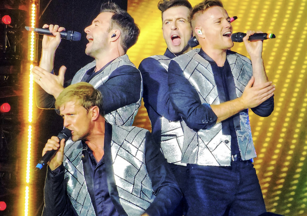 Hàng nghìn fan Việt “cháy hết mình trong concert của ban nhạc huyền thoại Westlife tại SVĐ Thống Nhất - Ảnh 2.