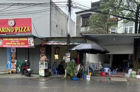 Vụ 11 học sinh nghi ngộ độc do ăn kẹo lạ, người phụ nữ bán kẹo trước trường nói …