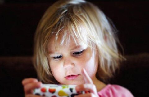 Tác hại của màn hình cảm ứng đối với trẻ nhỏ