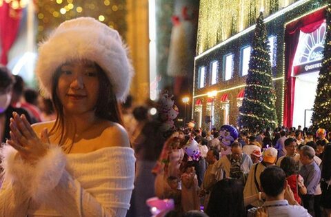 Cập nhật tình hình chơi Noel ở TP.HCM lúc này: Người dân …