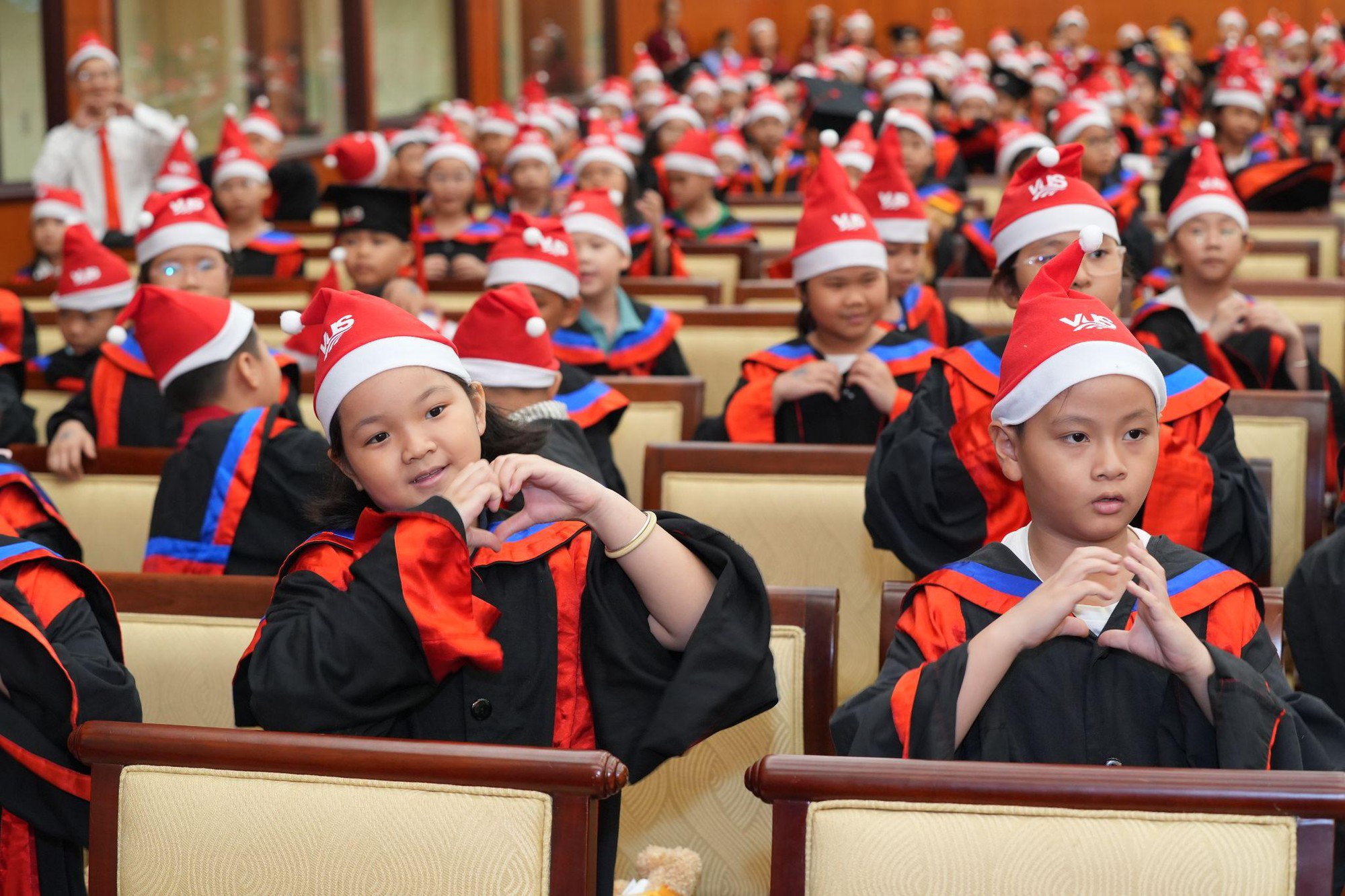 Sự kiện quy tụ gần 2.000 em nhỏ đồng diễn với ông già Noel - Ảnh 2.