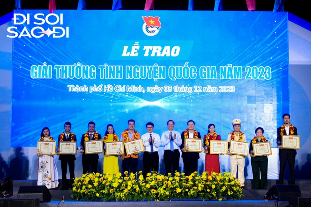 Đen Vâu trong ngày nhận giải Tình nguyện quốc gia 2023: Phát biểu đầy ý nghĩa, được fan vây kín sau sự kiện - Ảnh 3.