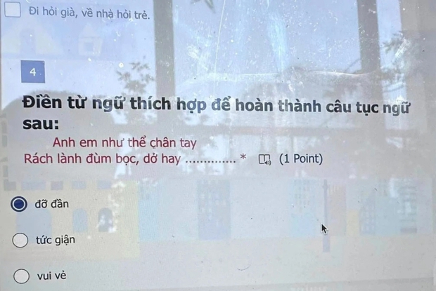 Đang làm bài tập điền nốt câu tục ngữ, bé gái lớp 2 bỗng hỏi 1 câu khiến bố đứng hình: Trẻ con thời nay tư duy ghê thật! - Ảnh 1.