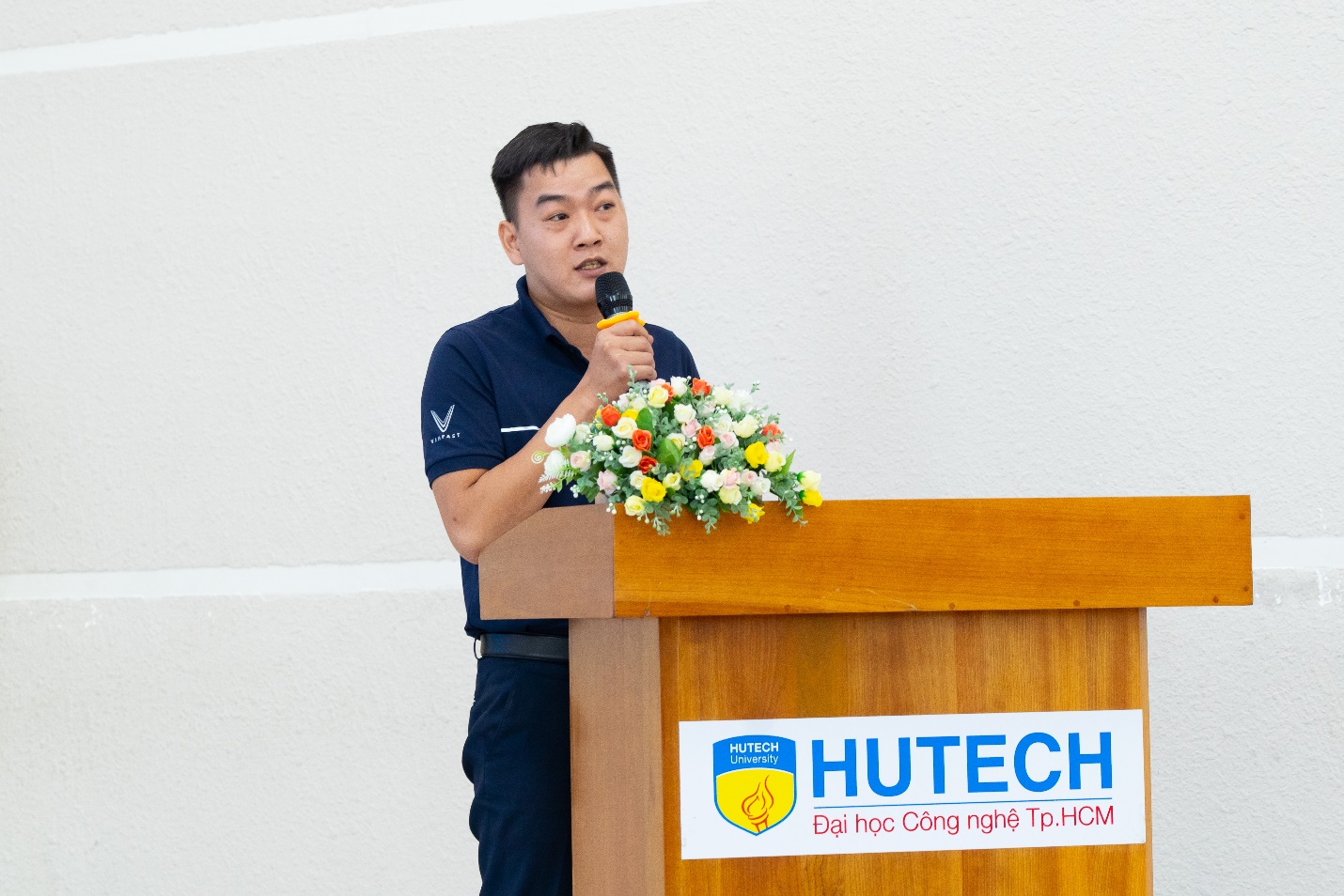 Sinh viên HUTECH trải nghiệm lái ô tô điện ngay tại trường - Ảnh 4.