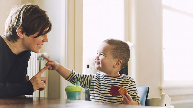 8 cách dạy bé 2 tuổi chậm nói tại nhà giúp trẻ phát triển ngôn ngữ | Trung tâm Tâm lý Giáo dục Chuyên biệt NHC Việt Nam