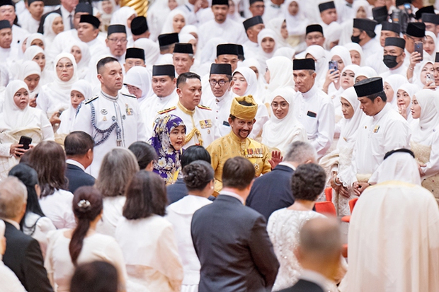 Cận cảnh đám cưới thế kỷ của Hoàng tử tỷ đô Brunei: Dát vàng thể hiện đẳng cấp, cô dâu đẹp lộng lẫy chiếm spotlight - Ảnh 1.