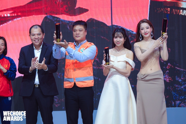 Cùng nhìn lại những khoảnh khắc chia sẻ xúc động trong đêm Gala WeChoice Awards 2023 - Ảnh 2.