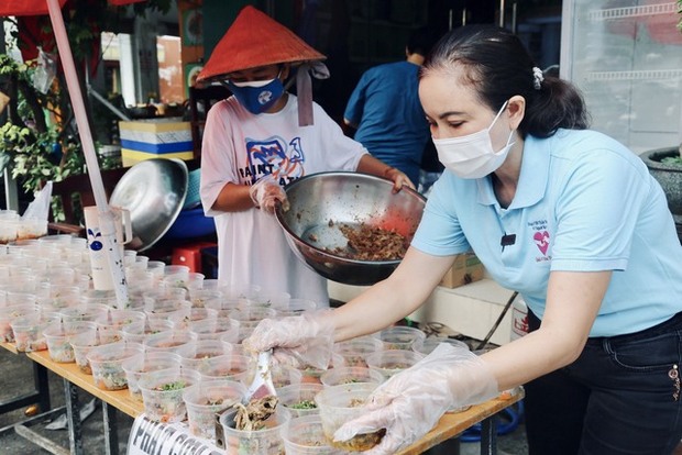 Vợ chồng y bác sĩ 15 năm nấu cơm, bỏ tiền túi xây nhà lưu trú 0 đồng cho bà con nghèo ở TP.HCM - Ảnh 3.