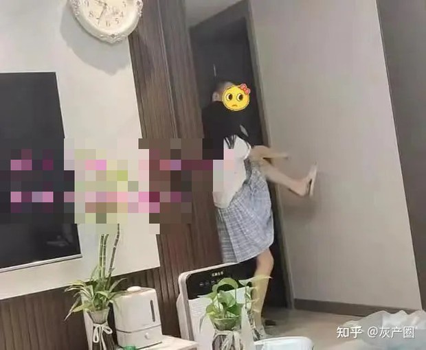 Đoạn video thân mật của cha và con gái lan truyền chóng mặt: Cha con thân thiết đến mấy mà không có ranh giới thì hậu quả khó lường - Ảnh 1.