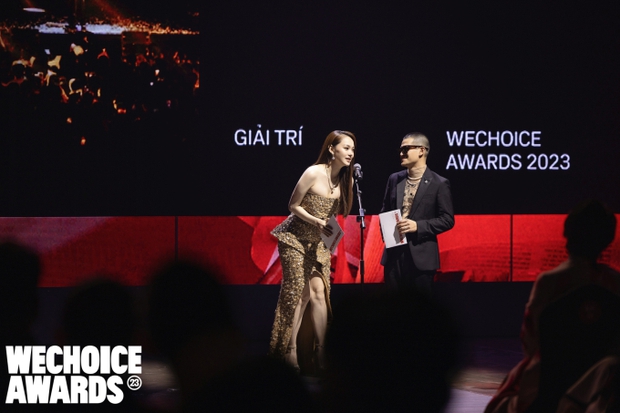 Minh Hằng khoe visual cân đẹp mọi góc độ tại WeChoice Awards 2023, body và góc nghiêng gây chú ý - Ảnh 11.