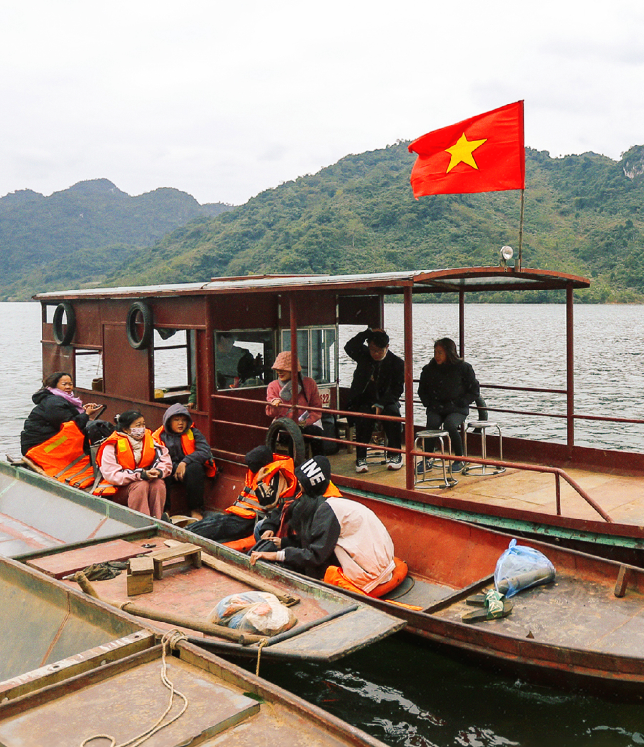 Cô giáo Quách Thị Bích Nụ: 18 năm trên những chuyến đò vượt sông Đà đưa học sinh tới lớp - Ảnh 14.