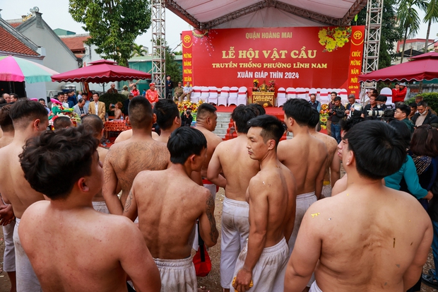 Trai tráng đôi mươi mình đồng da sắt hừng hực chiến đấu trong lễ hội vật cầu độc đáo làng Thúy Lĩnh - Ảnh 2.