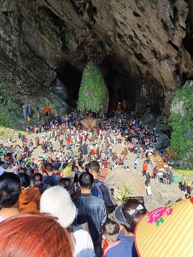 Chùa Hương mùng 4 Tết: Đông nghẹt không có chỗ chen chân; đi từ 4h sáng, giữa trưa chưa vào được động Hương Tích - Ảnh 10.