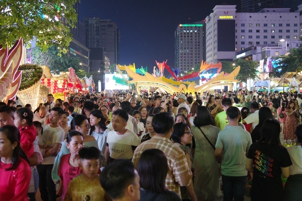 Chen nhau đi đường hoa Nguyễn Huệ trong đêm khai mạc: “Đông mà vui, rồng đẹp hoành tráng!” - Ảnh 8.