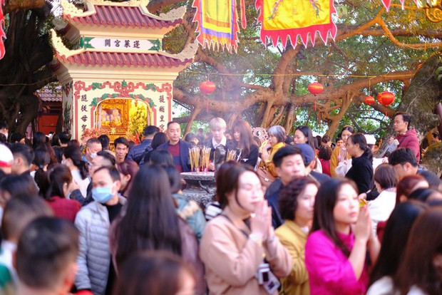 “Biển người” chen chân đi lễ Phủ Tây Hồ, nhiều hàng bánh tôm kiếm bộn tiền trong ngày Tết - Ảnh 6.