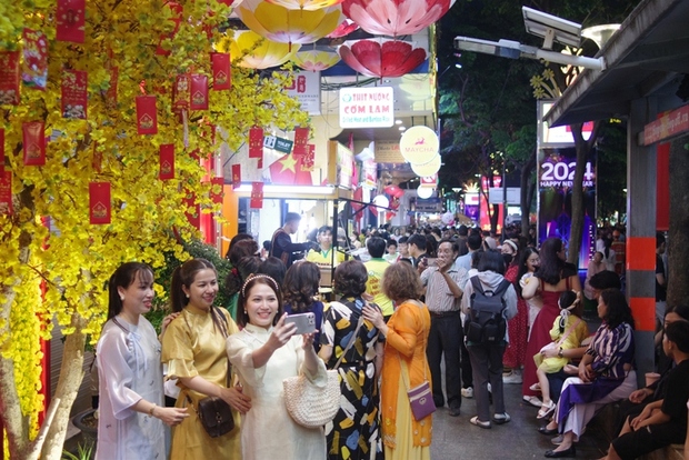 Chen nhau đi đường hoa Nguyễn Huệ trong đêm khai mạc: “Đông mà vui, rồng đẹp hoành tráng!” - Ảnh 6.