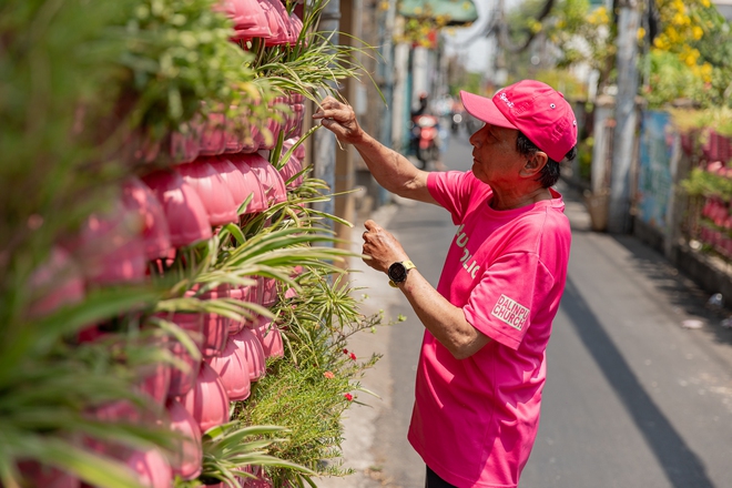 Người đàn ông cô đơn phủ hồng căn nhà và ngõ nhỏ ở Sài Gòn: Màu hồng giảm đi những nỗi buồn trong cuộc đời chú - Ảnh 8.