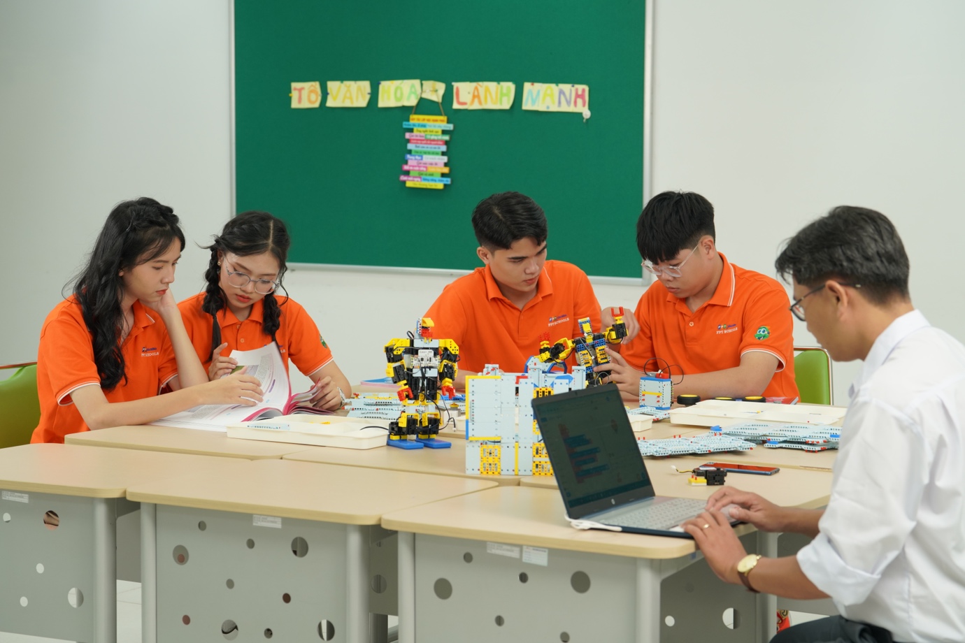 Hơn 1.000 học sinh THCS tham gia Ngày hội Khoa học & Công nghệ - STEM DAY 2024 tại trường THPT FPT Quy Nhơn - Ảnh 4.