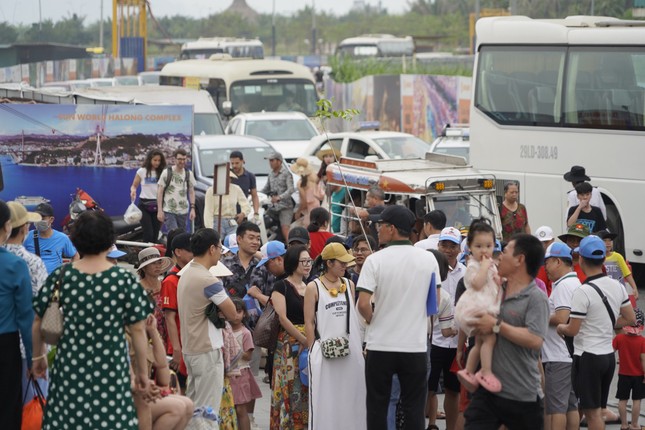 Bơ phờ chen chân mua vé tham quan vịnh Hạ Long - Ảnh 1.