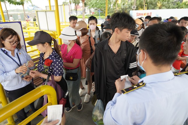 Bơ phờ chen chân mua vé tham quan vịnh Hạ Long - Ảnh 12.