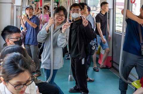 Sau 14 năm chờ đợi, người dân Hà Nội có mặt từ sáng sớm, trải nghiệm tuyến metro Nhổn – Ga Hà Nội