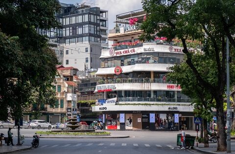 Hà Nội nóng hầm hập, phố đi bộ hồ Gươm ‘vắng tanh như chùa bà Đanh’