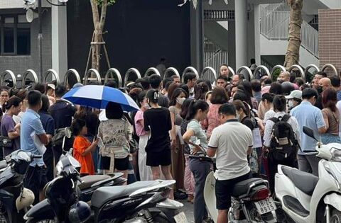 Hàng trăm người “vây” trường Tiểu học Tây Mỗ 3: Phụ huynh vỗ tay sau câu nói của Phó Chủ tịch UBND quận