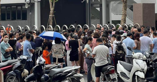 Hàng trăm người “vây” trường Tiểu học Tây Mỗ 3: Phụ huynh vỗ tay sau câu nói của Phó Chủ tịch UBND quận