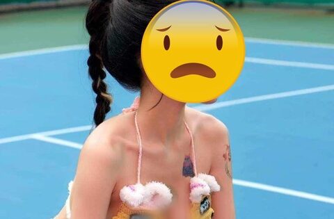 Mặc bikini 2 mảnh tạo dáng trên sân pickleball câu like: Phản cảm khủng khiếp!