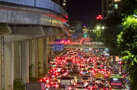 Ngay lúc này: Đèn phanh đỏ rực một trục đường ở Hà Nội, ùn tắc kéo dài hàng km