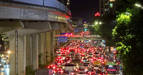 Ngay lúc này: Đèn phanh đỏ rực một trục đường ở Hà Nội, ùn tắc kéo dài hàng km