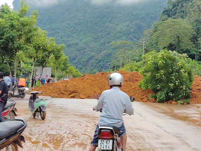 Loạt clip người dân đi tìm thi thể bà Sểnh Vlog được chia sẻ trên MXH, nhiều người đau xót gửi lời chia buồn tới gia đình- Ảnh 2.