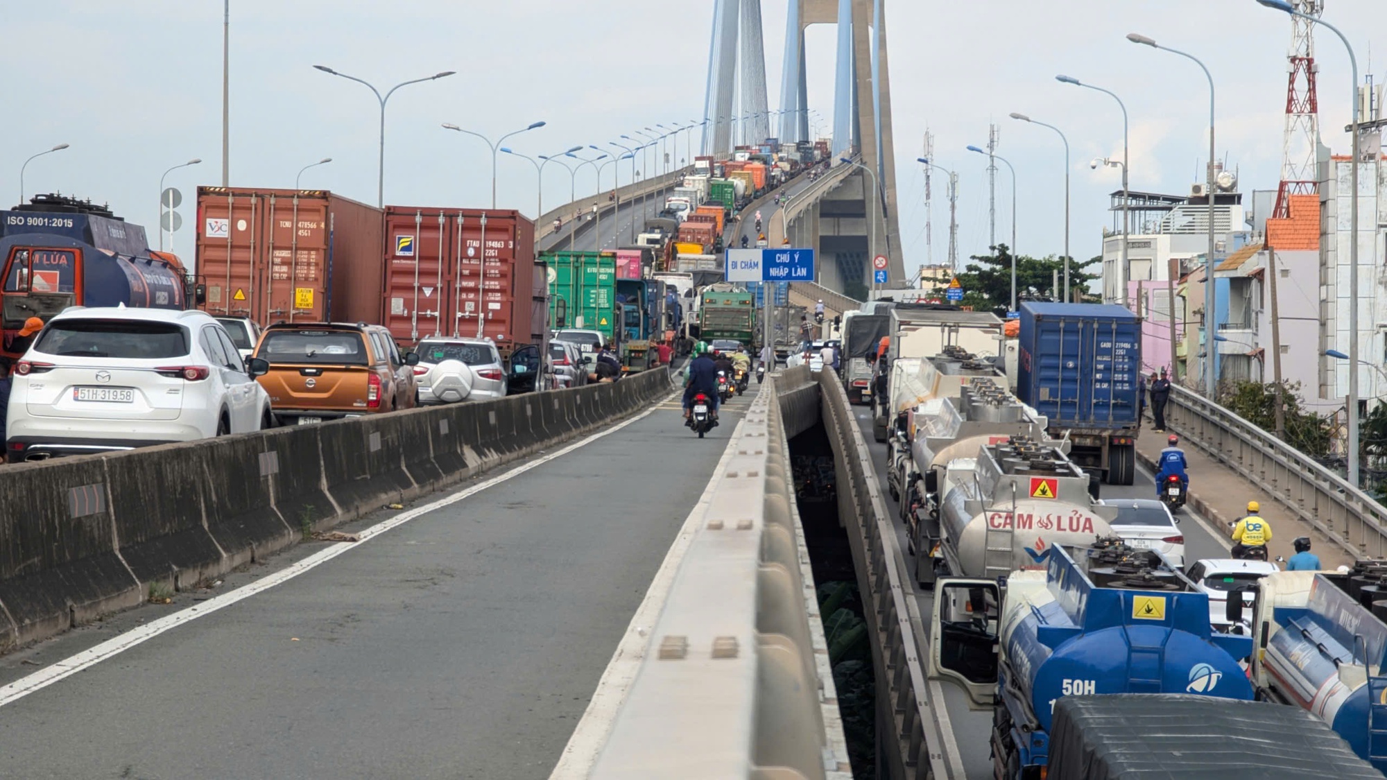 Toàn cảnh hiện trường vụ tai nạn nghiêm trọng giữa 8 ô tô trên cầu Phú Mỹ khiến giao thông tê liệt- Ảnh 13.