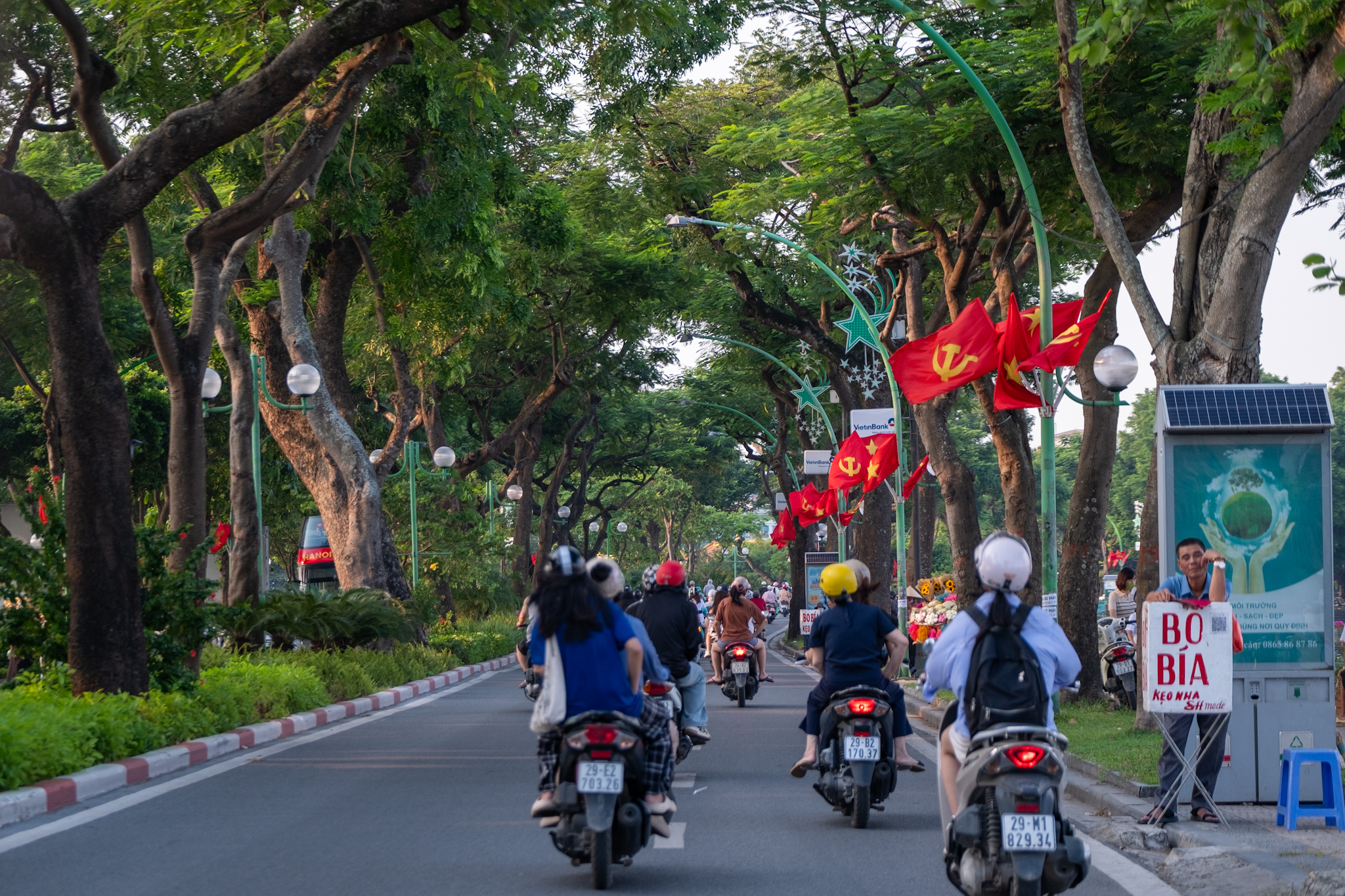 Rủ nhau chụp ảnh dưới sắc cờ Tổ quốc đỏ rực từ đường lớn đến ngõ nhỏ ở Hà Nội- Ảnh 13.