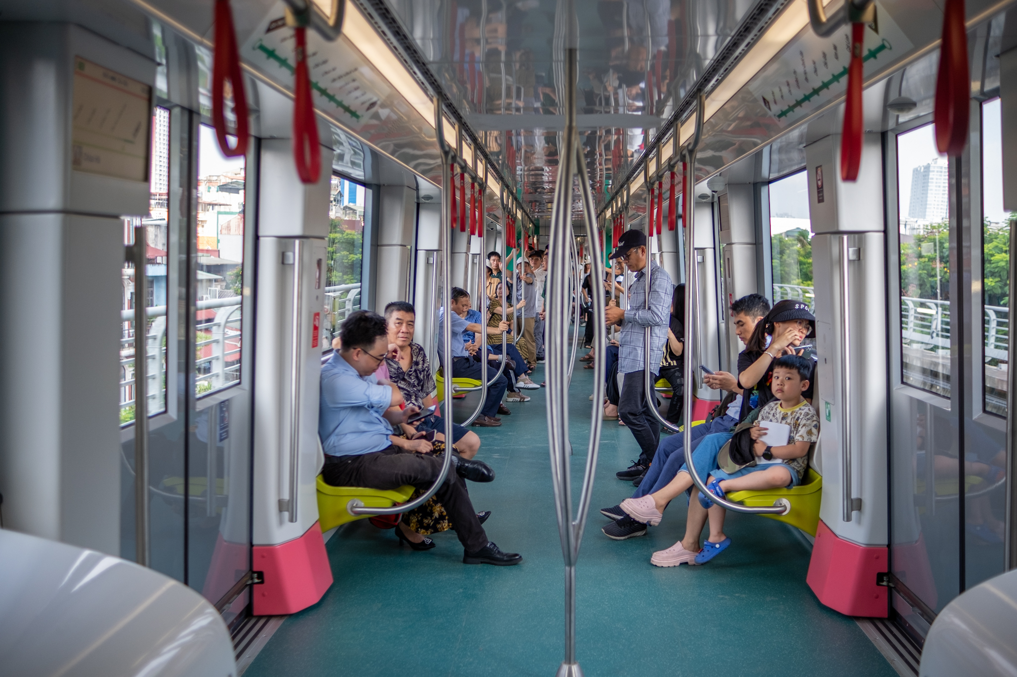 Metro Nhổn - ga Hà Nội bắt đầu đón những vị khách đầu tiên, nhiều trải nghiệm vô cùng thú vị!- Ảnh 4.